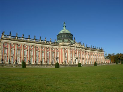 das Neue Palais im Sommer